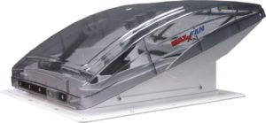 MaxxAir Střešní ventilátor Roof Fan MaxxFan Deluxe průhledná šedá